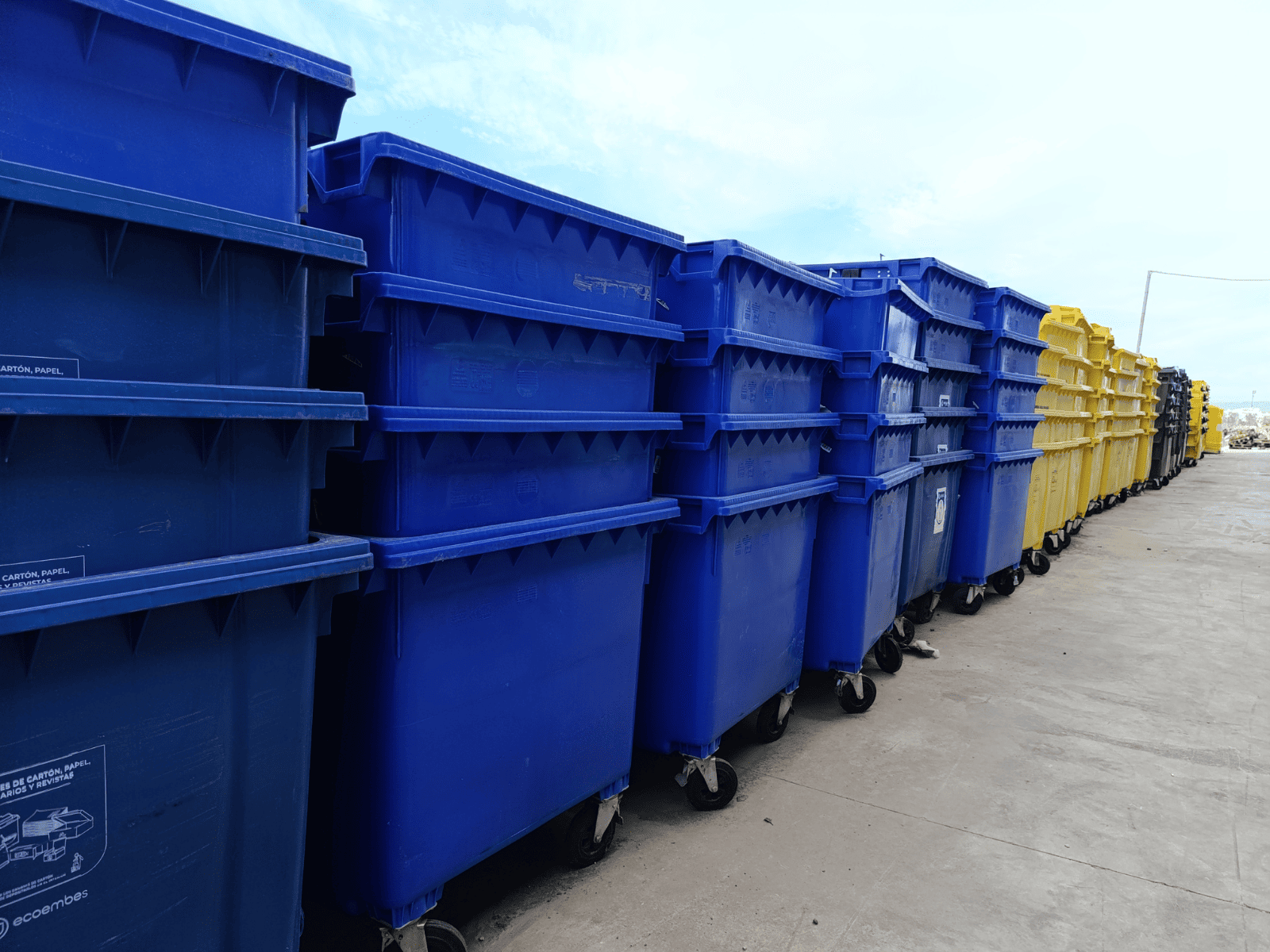 Puntos de recogida y contenedores de reciclaje de Seula Servicios Contenedores de reciclaje azul y amarillo en una planta de de residuos urbanos en Zaragoza