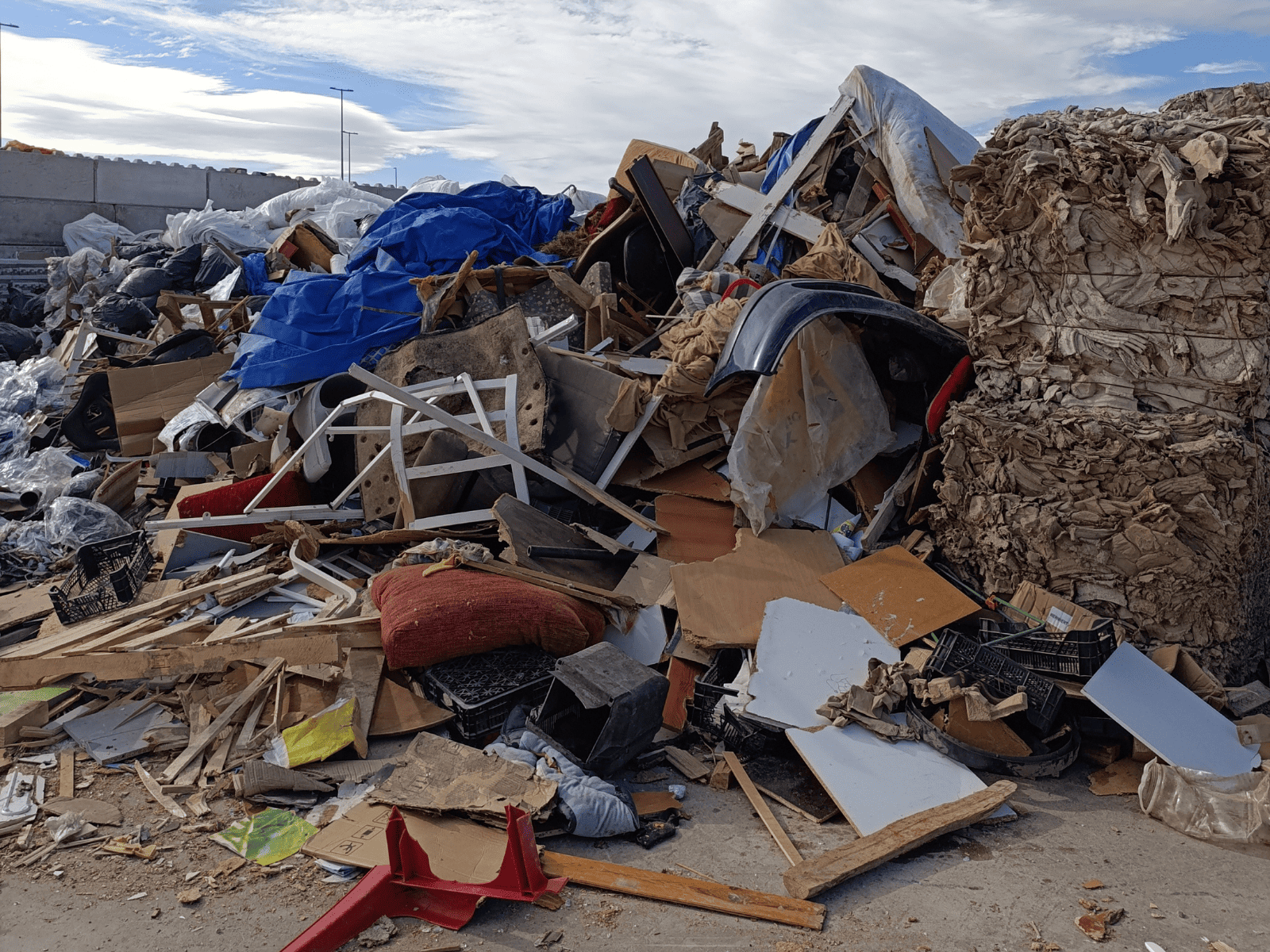 Gestión de residuos no peligrosos en Zaragoza con clasificación y reciclaje de materiales