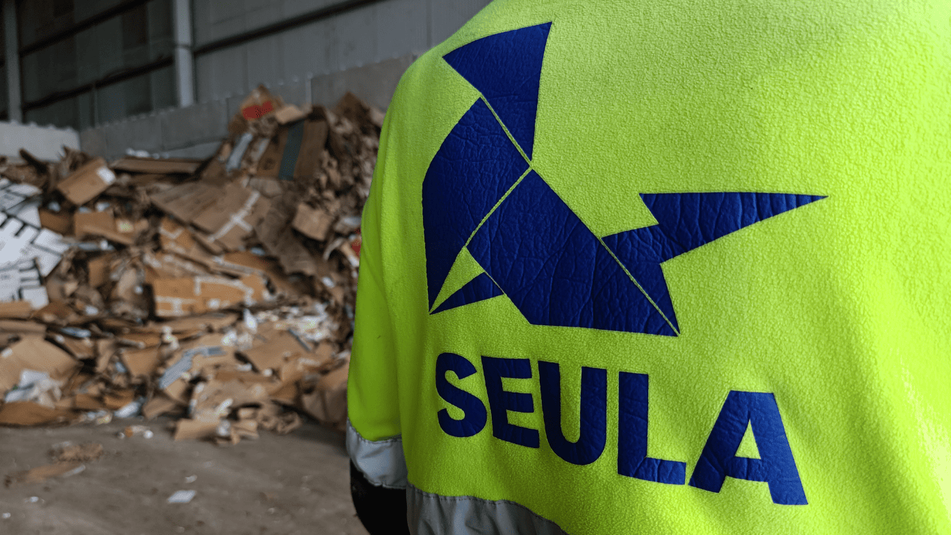 Cómo saber si un residuo es peligroso o no peligroso Técnico de Seula Servicios junto a residuos de cartón en planta de reciclaje en Zaragoza