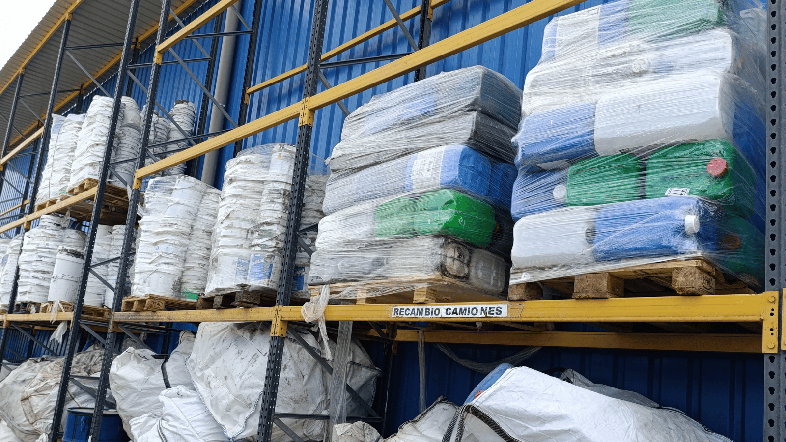 Bidones y garrafas industriales almacenados para el reciclaje de aceites usados en Zaragoza