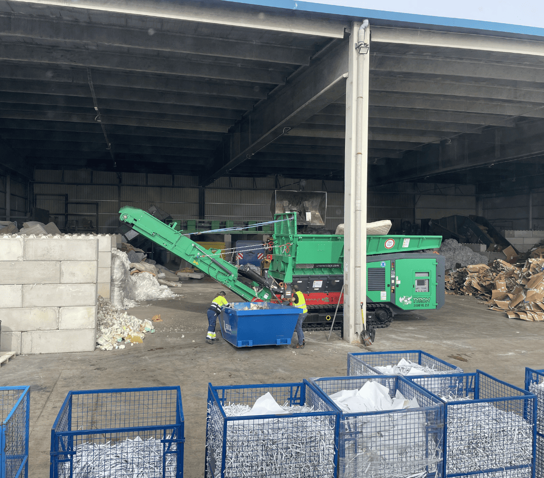 Planta de tratamiento de residuos voluminosos en Zaragoza con maquinaria de clasificación